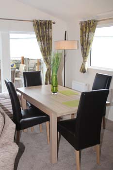 Willerby Clearwater holiday lodge - The dining area is spacious and comes with a table and four high back padded chairs