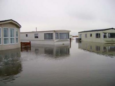 (6)Homes are stranded in rising flood waters