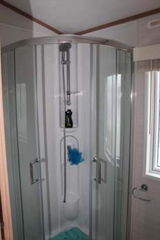 Carnaby Willow - The en suite has a quadrant shower