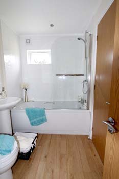 Tingdene Beachcomber lodge - Bathroom V2