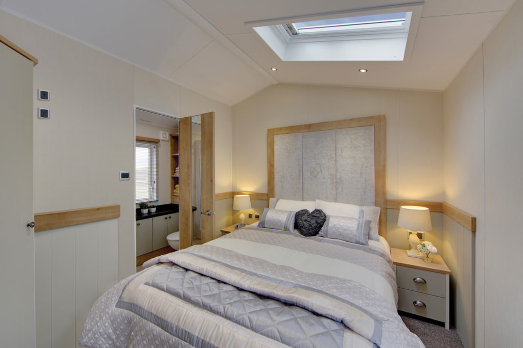 Vogue Lodge - Willerby Holiday Homes Ltd Master Bedroom