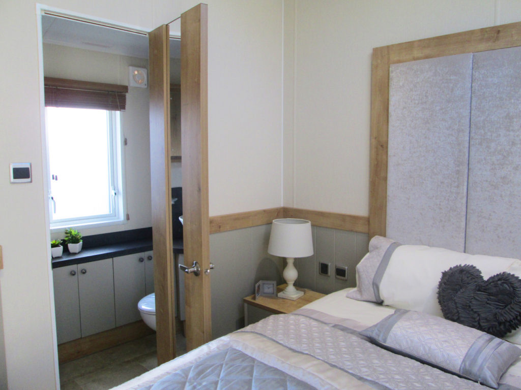 Vogue Lodge - Willerby Holiday Homes Ltd Master Bedroom Ensuite Door