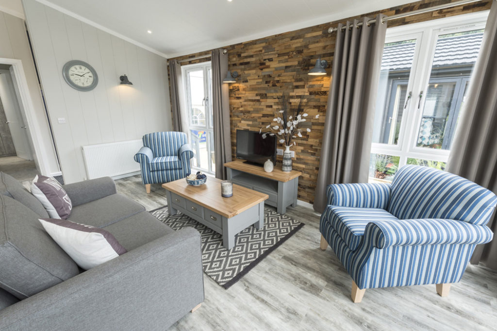 Tingdene Country Lodge Lounge & Feature Wall