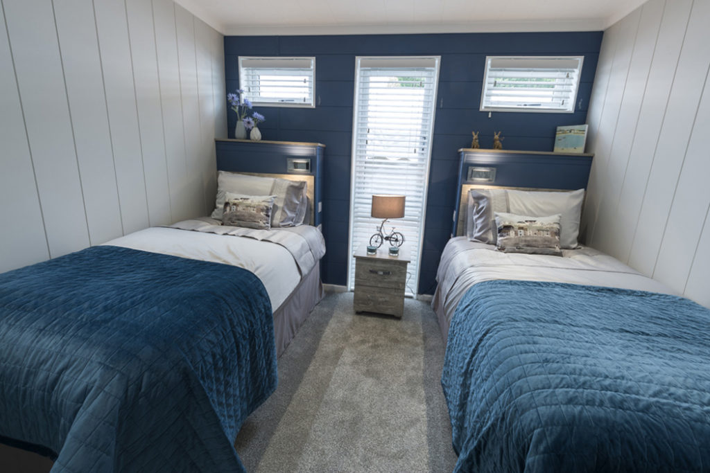 Tingdene Country Lodge Twin Bedroom Main