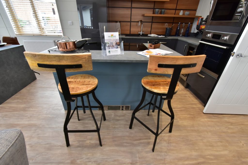 Tingdene Havana Lodge Breakfast Bar with Stools