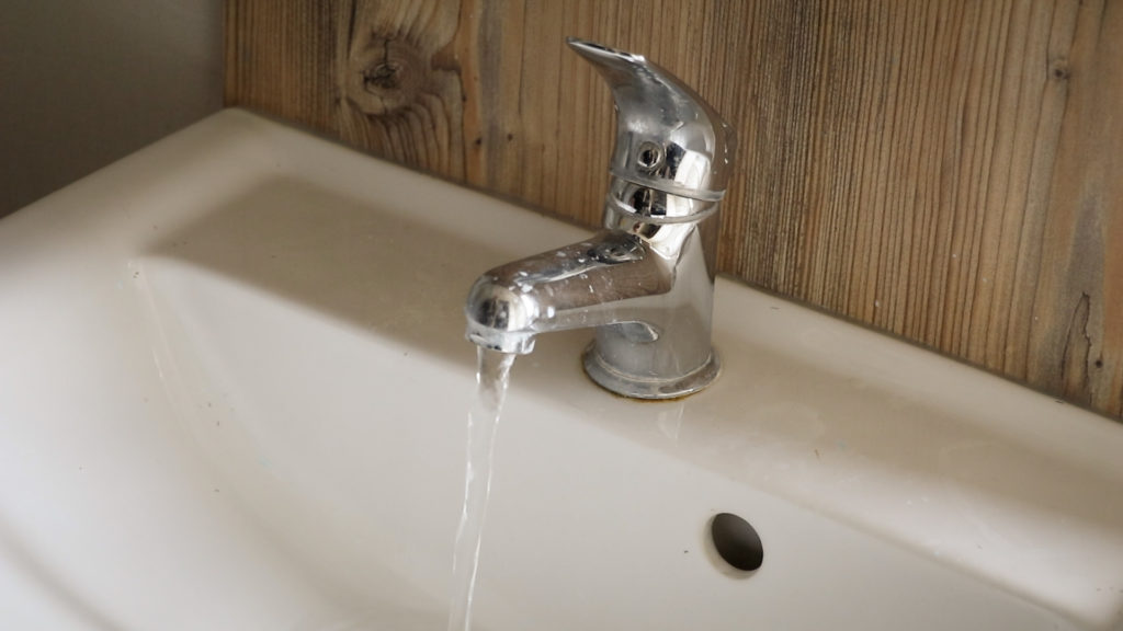 drain down_opening taps