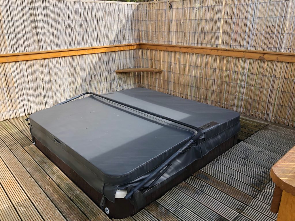 Hot tub with lid cover