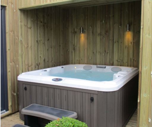 Jacuzzi J225 hot tub