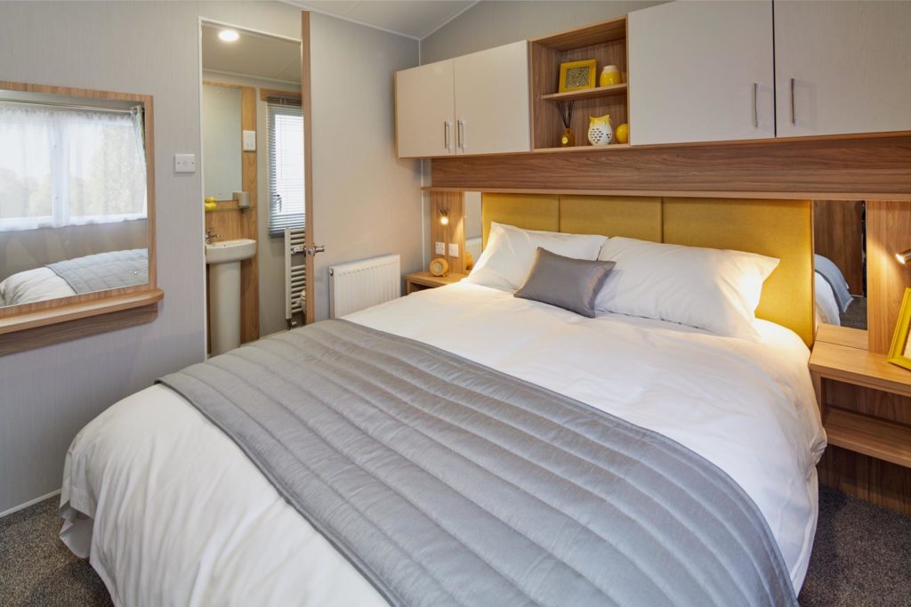 2019 Willerby Castleton master bedroom