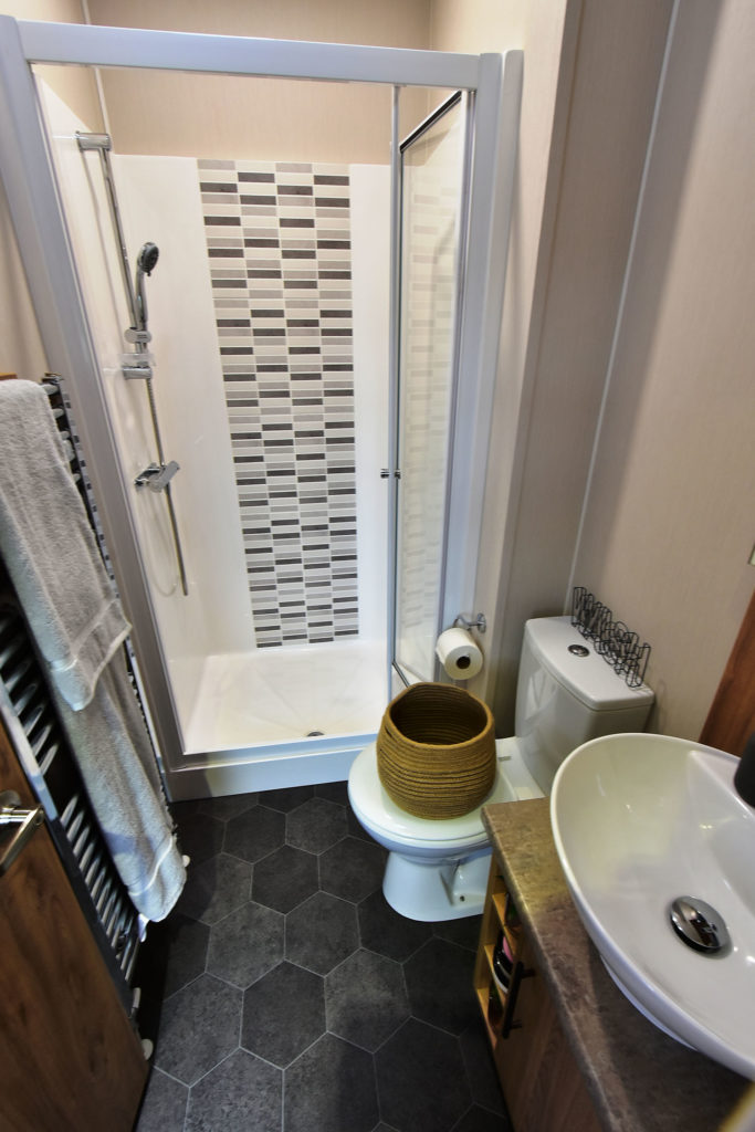 2019 Willerby Waverley lodge bathroom