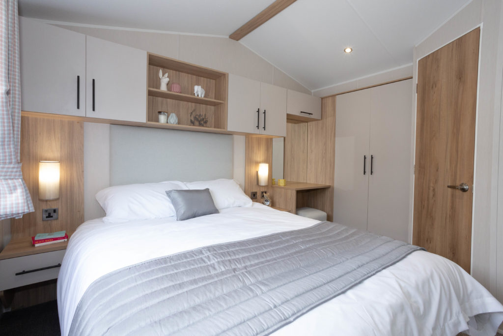 2021 Willerby Manor master bedroom