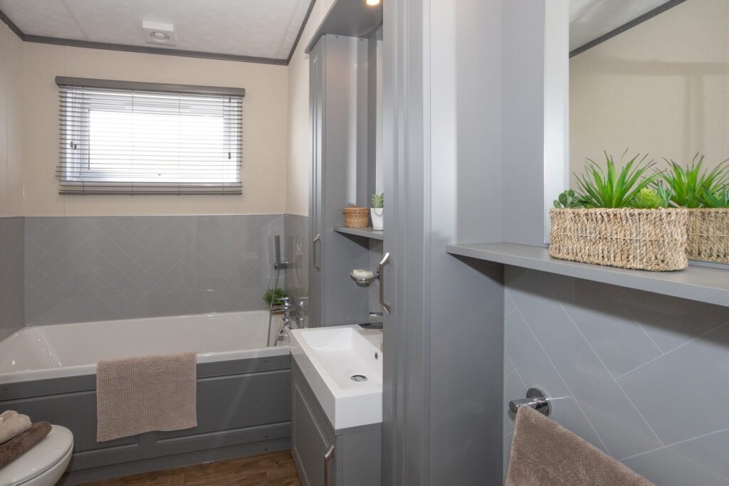 2026 Pemberton Glendale holiday lodge bathroom