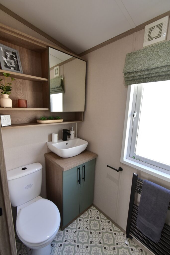 2026 Love Holiday Homes Hamlet Lodge main shower room