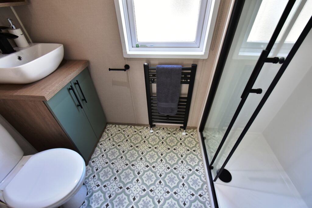 2026 Love Holiday Homes Hamlet Lodge main shower room