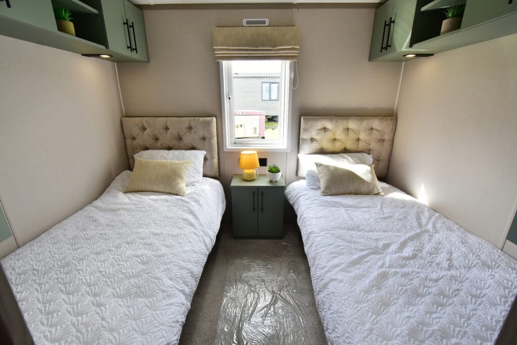 2026 Love Holiday Homes Hamlet Lodge twin bedroom